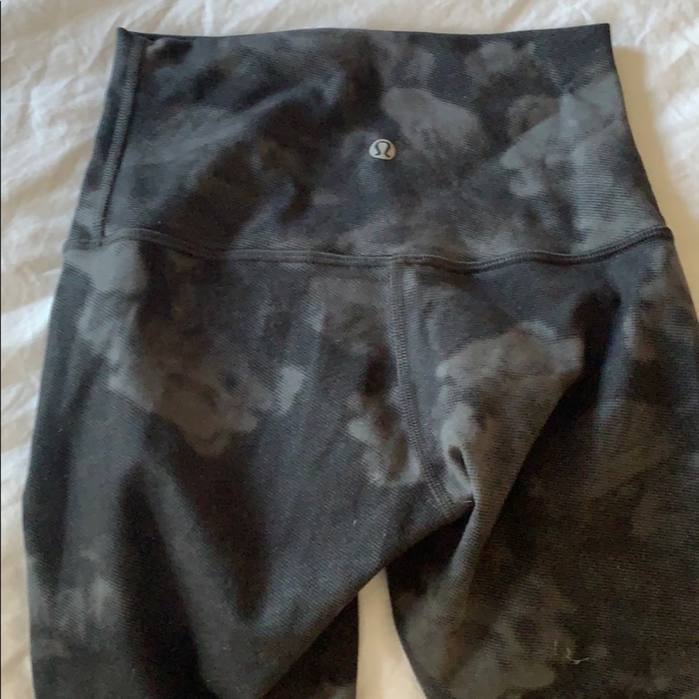 Lululemon size 4 grey/black graphic yoga pants